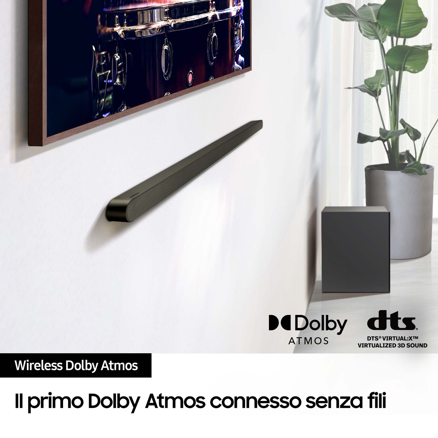 Soundbar su muro bianco, testo sotto: Wireless Dolby Atmos. Subwoofer nero a destra.