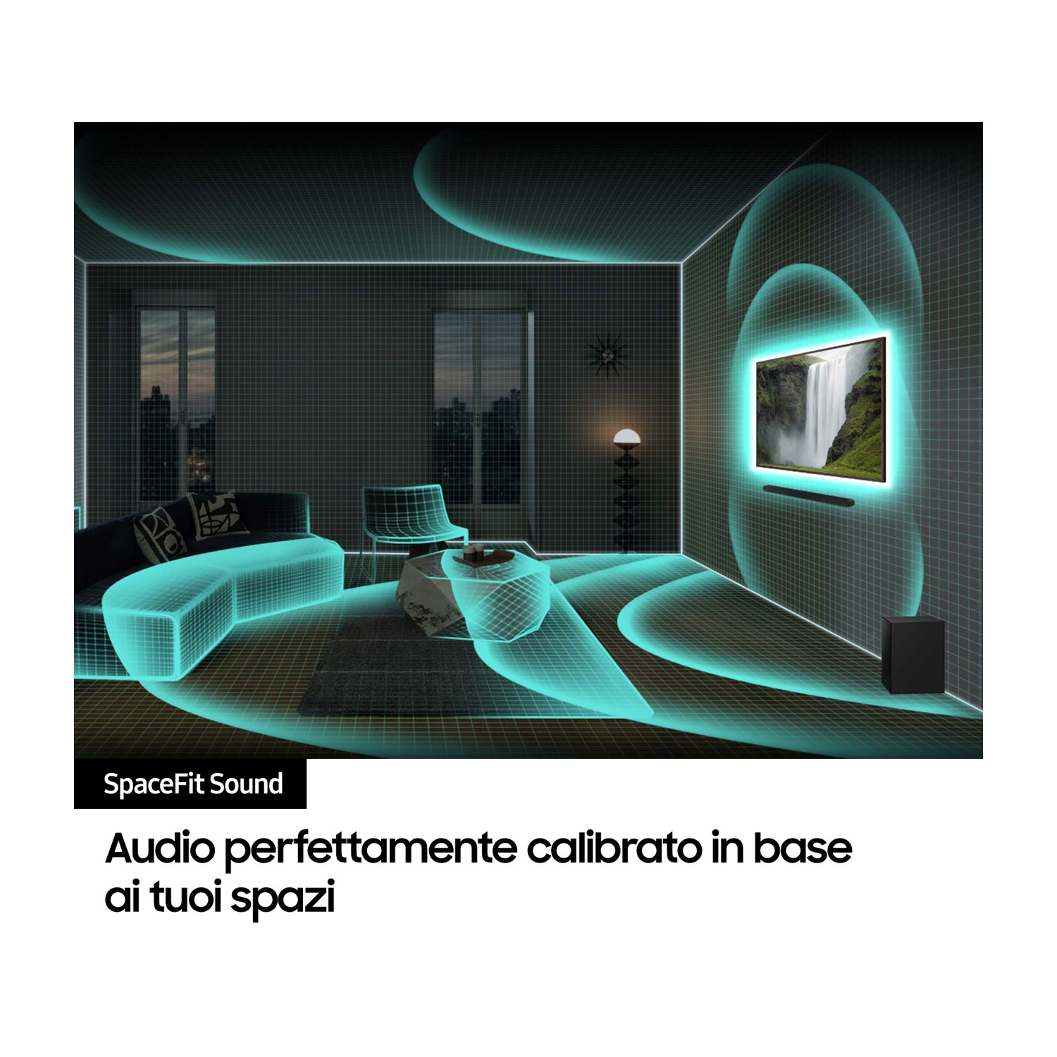 Grafica stanza con linee verdi, TV, soundbar e subwoofer. Testo: SpaceFit Sound, perfettamente calibrato.