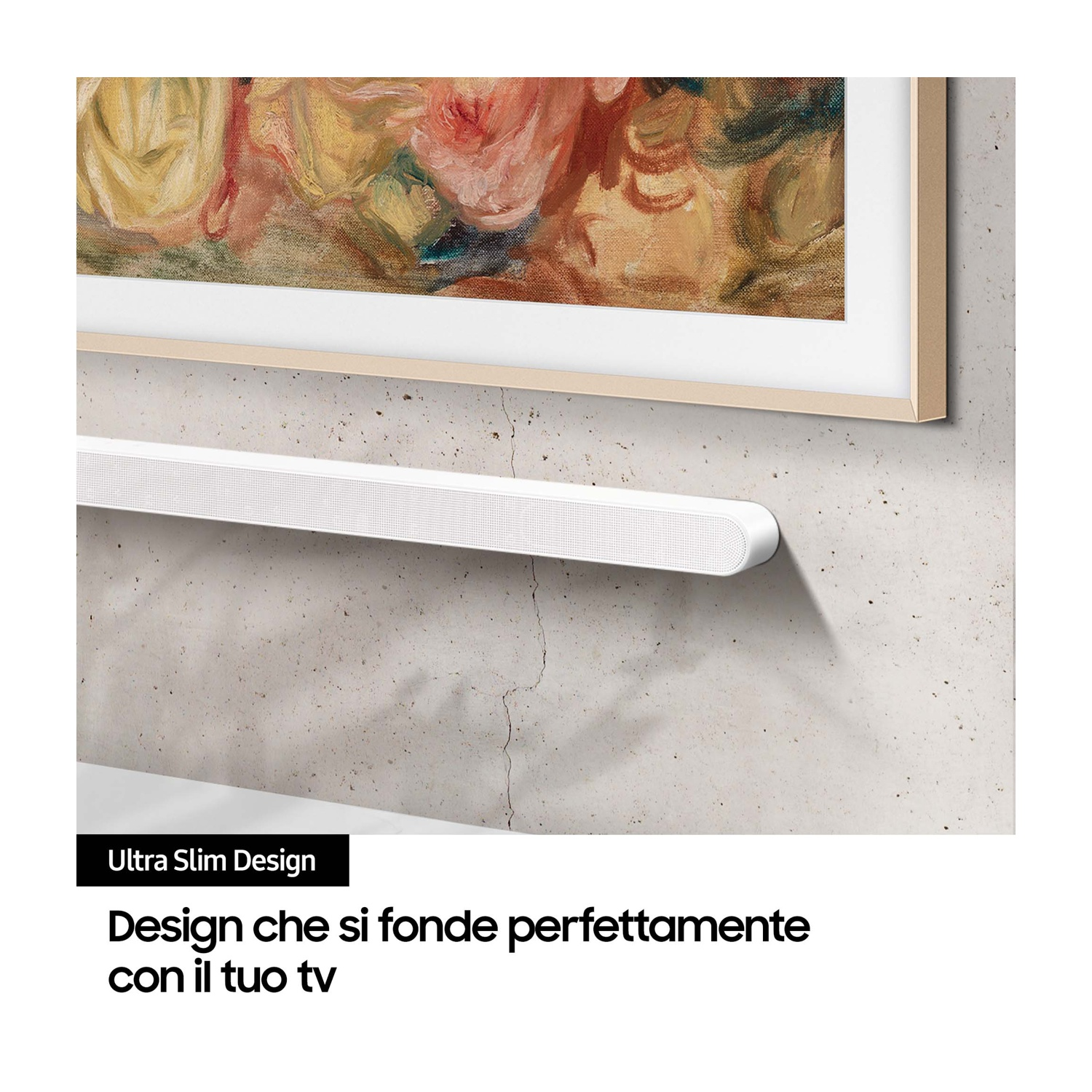 Una soundbar bianca sotto un'opera d'arte su un muro. L'immagine ha il testo "Ultra Slim Design".