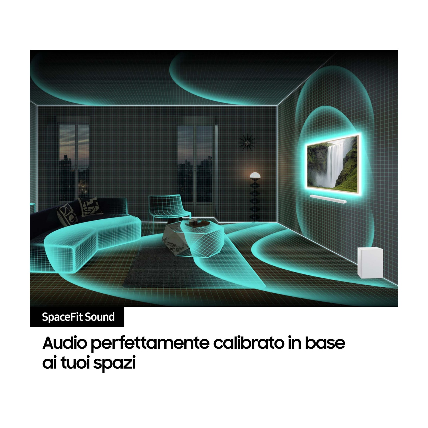 Un soggiorno con una TV che mostra una cascata. Schema a griglia blu e testo "SpaceFit Sound".