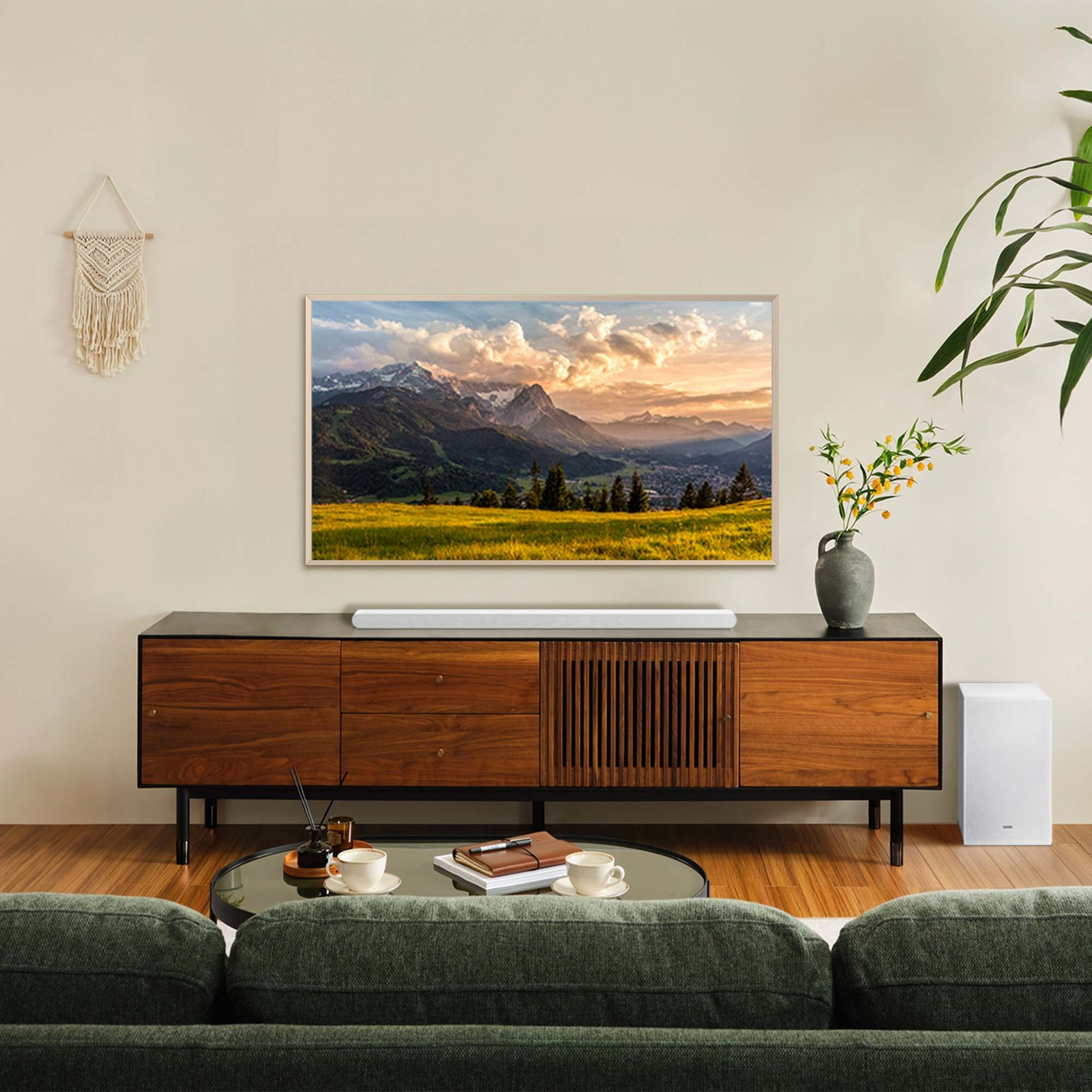 Un soggiorno con TV, soundbar e subwoofer, di fronte a una vista sulle montagne.