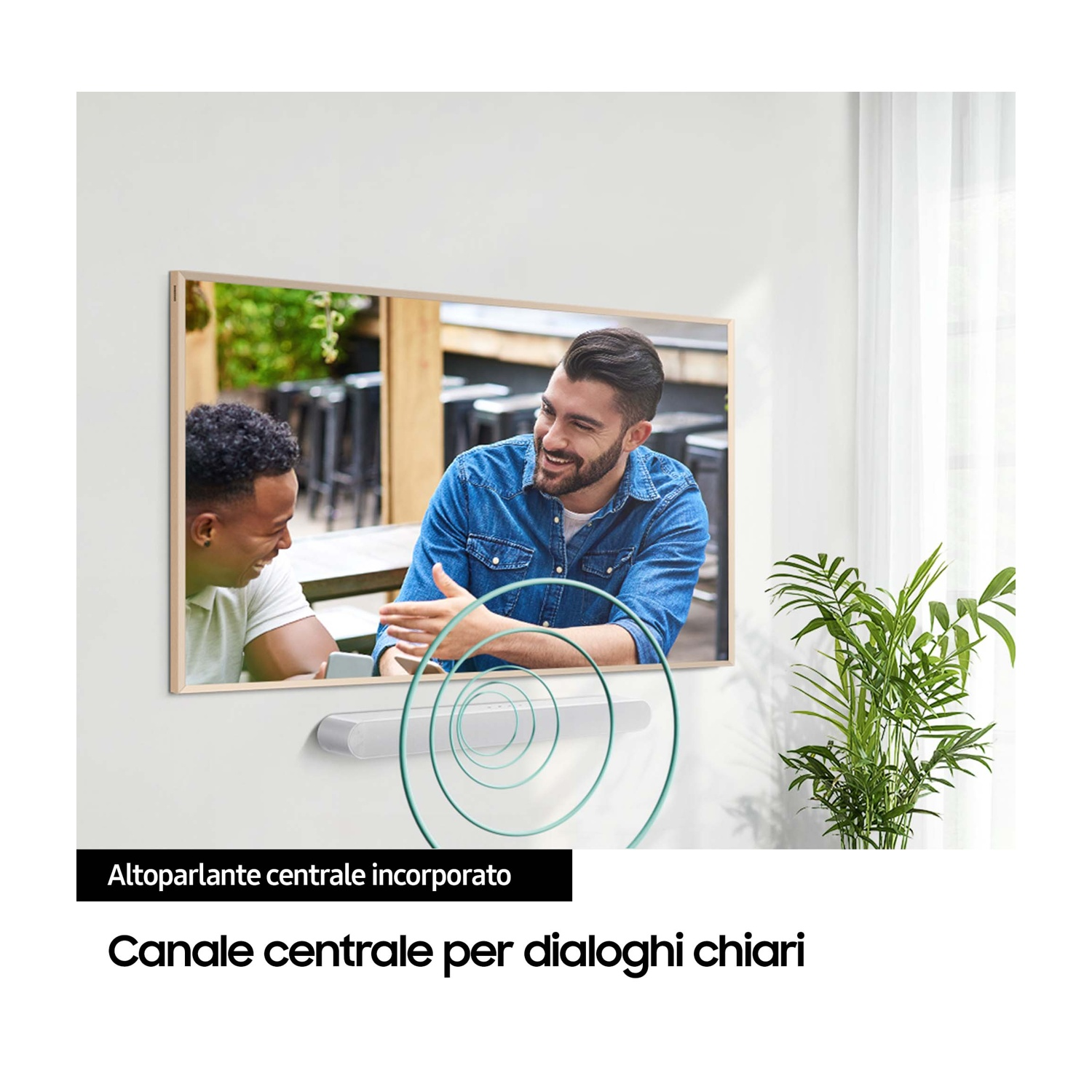 Due uomini seduti davanti a una TV. Una soundbar visibile sotto la TV.