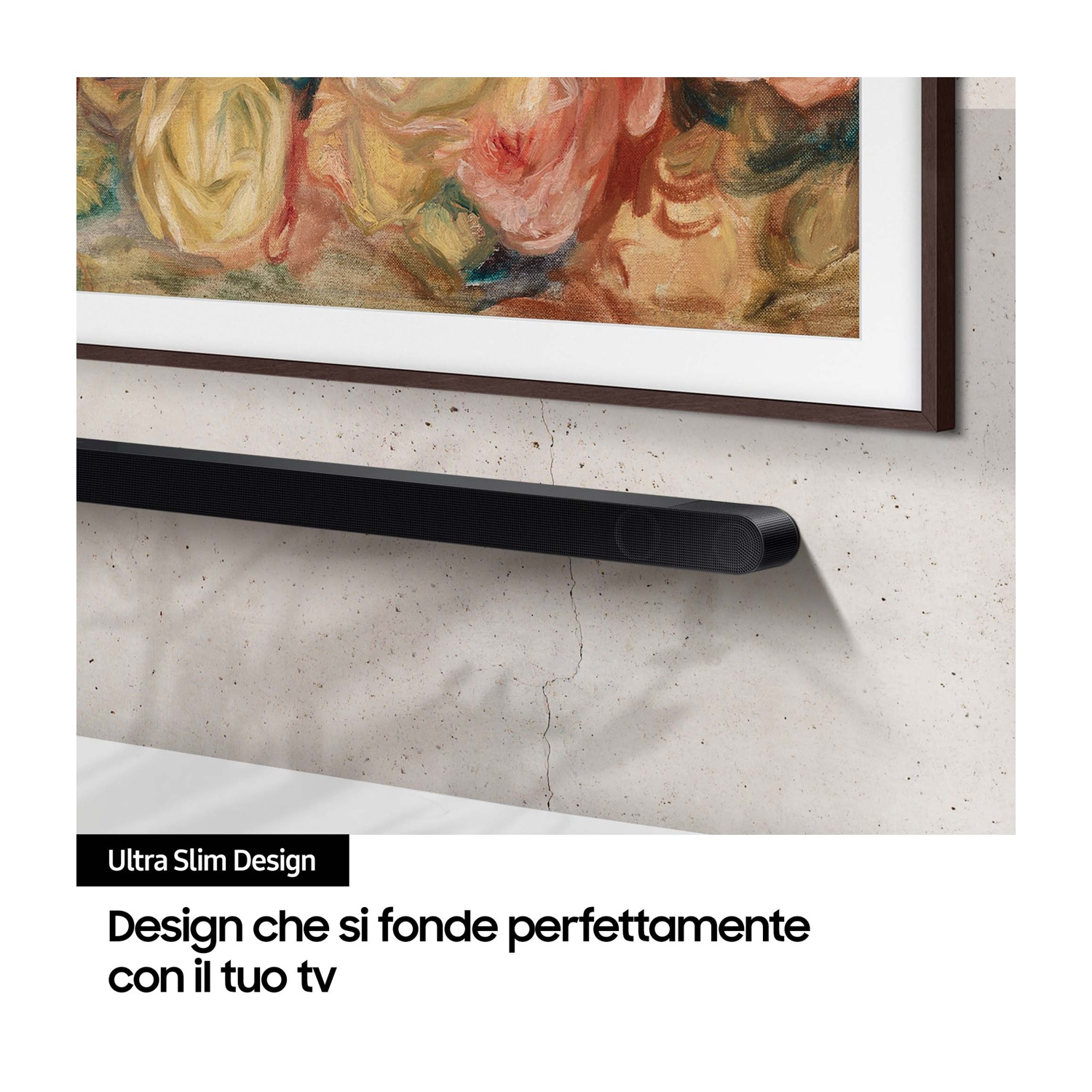 Una soundbar nera sotto un dipinto attaccato a un muro.