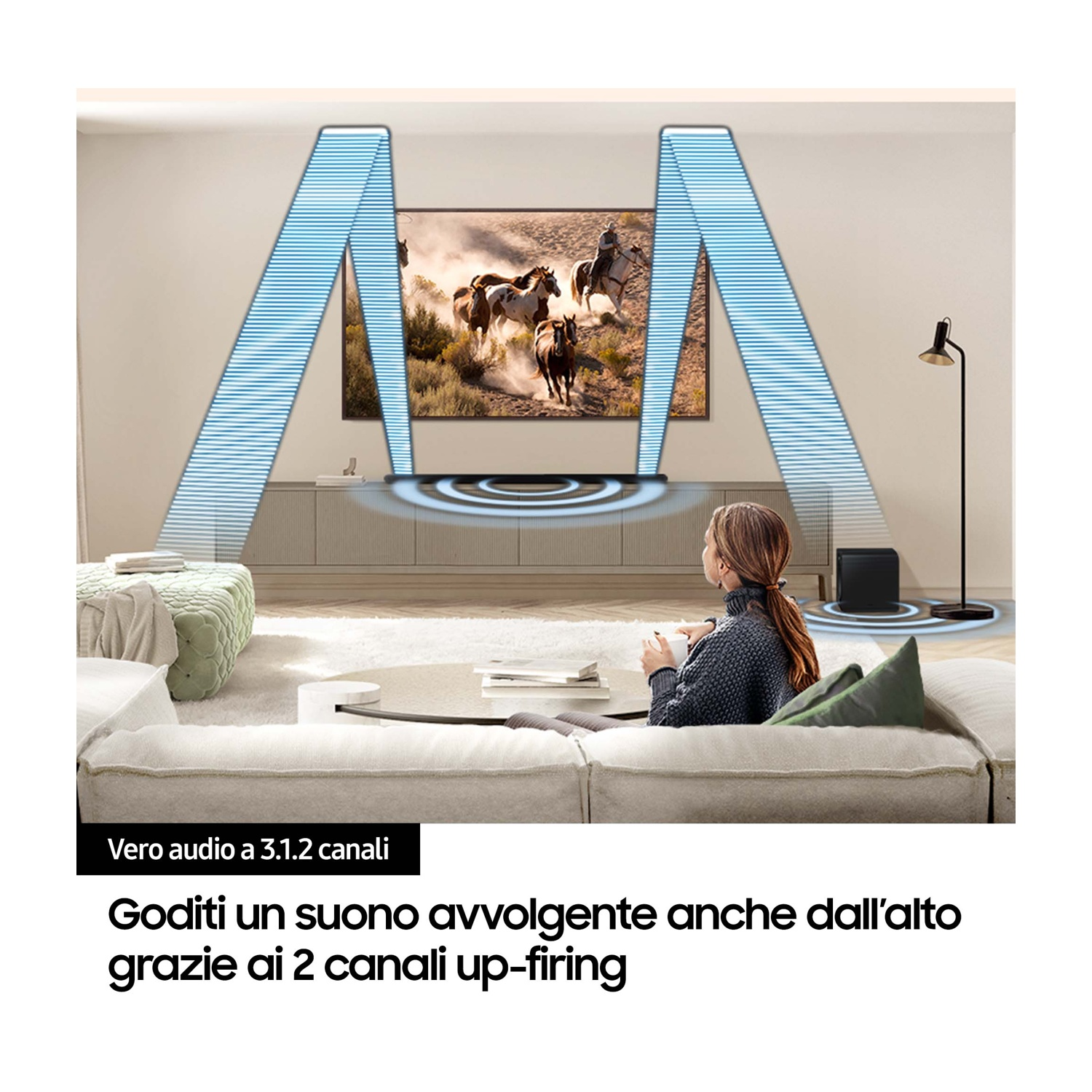 Una donna seduta su un divano davanti a una TV. Linee blu indicano il suono.