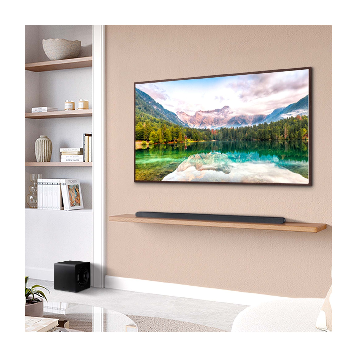 Una soundbar nera sotto una TV che mostra un paesaggio.