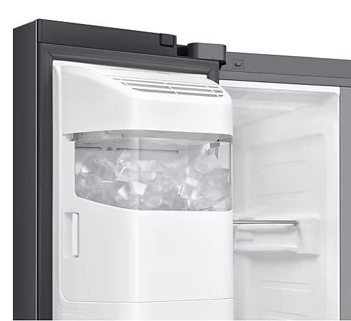 Otwarta lodówka z kostkarką. Kostki lodu wypełniają dozownik. Białe wnętrze i ciemnoszary zewnętrzny, otwarte drzwi.