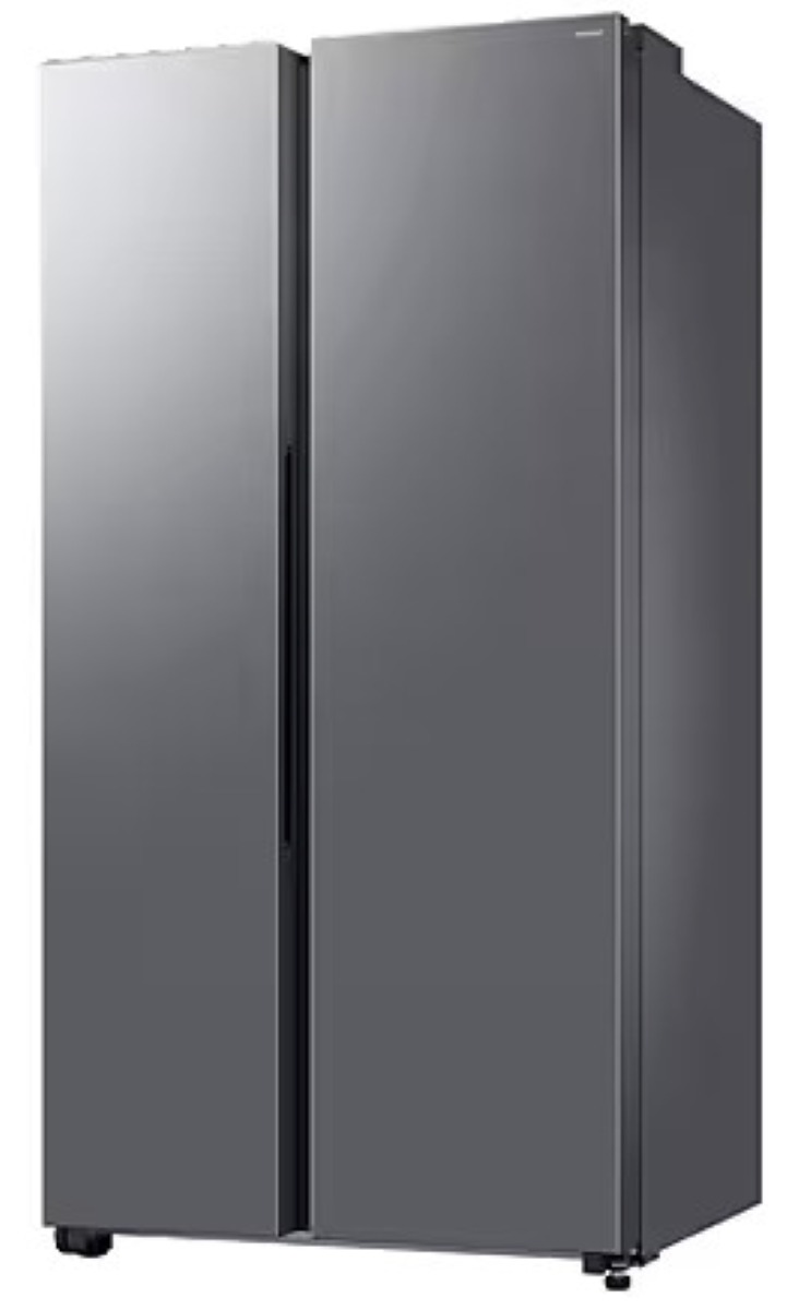 Duża, szara lodówka z dwiema drzwiami stoi na białym tle. Ma uchwyt na lewych drzwiach. Marka to Samsung.