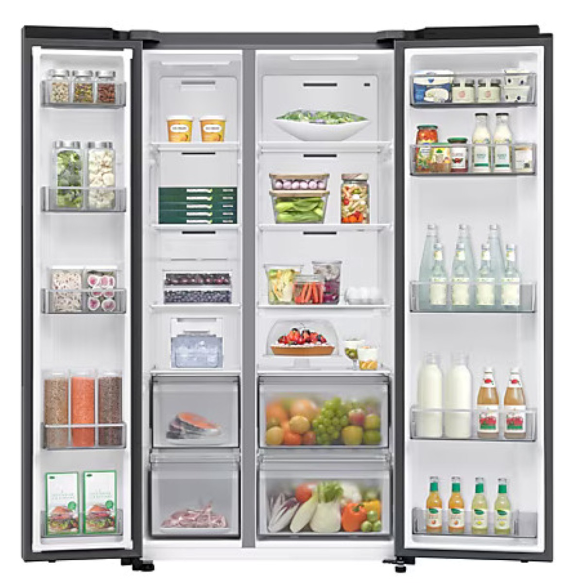 Wnętrze srebrnej lodówki pełne jedzenia, z otwartymi drzwiami, na białym tle.