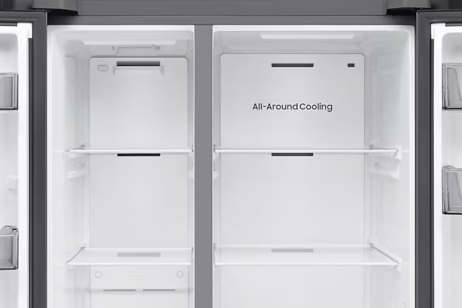 Otwarta lodówka, wnętrze z białymi półkami, szufladami i napisem 'All-Around Cooling'.