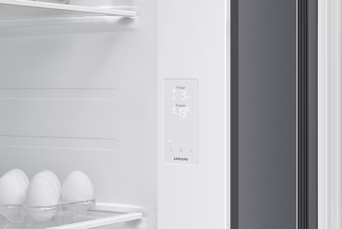 Zbliżenie wnętrza lodówki z wyświetlaczem temperatury.