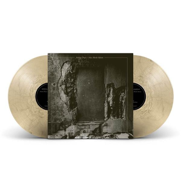 Zwei goldene Schallplatten flankieren eine Plattenhülle. Die Hülle zeigt eine beschädigte Wand. Die Vinyls haben schwarze Etiketten.