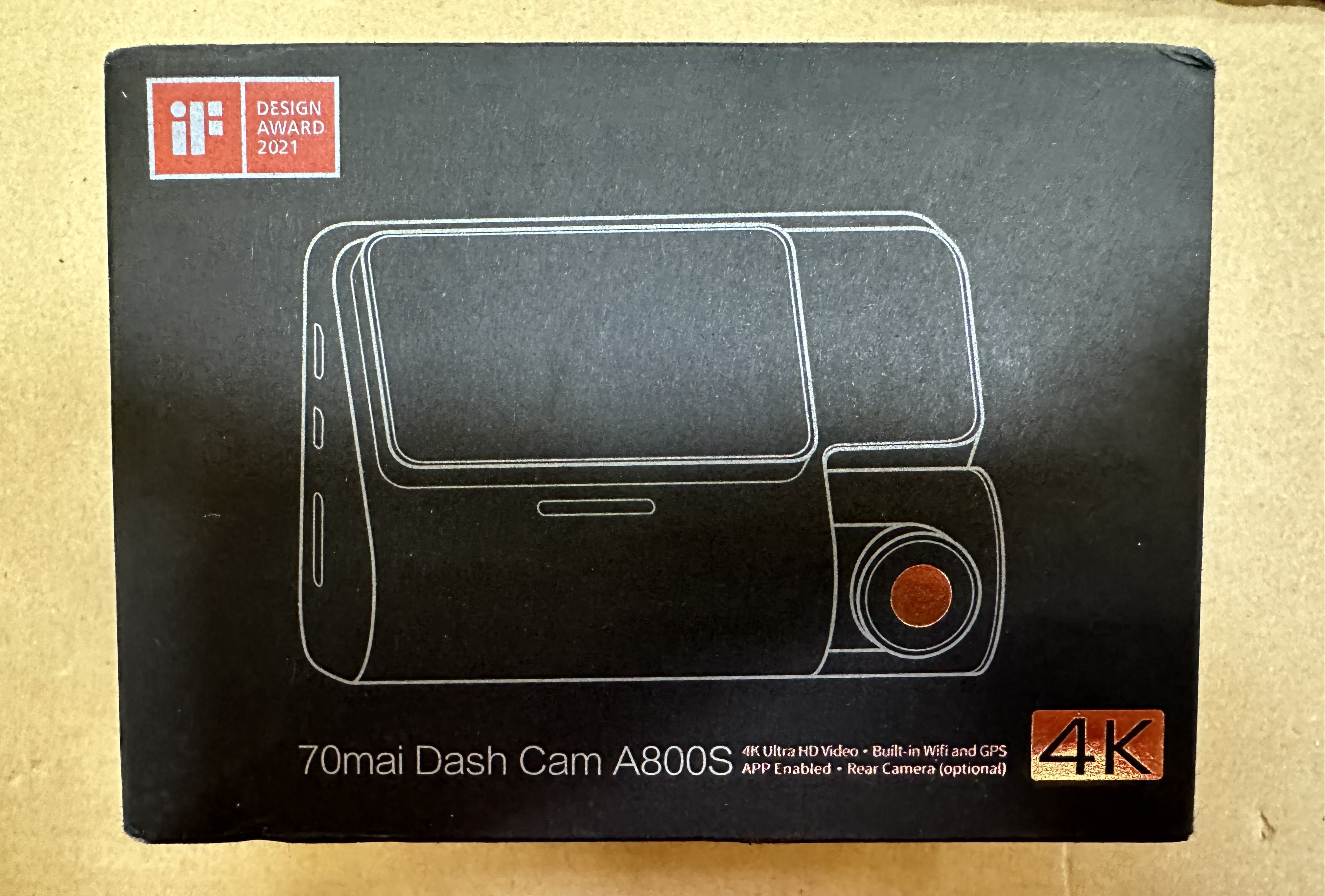 Czarne pudełko z ilustracją kamery samochodowej i napisem "DESIGN AWARD 2021".