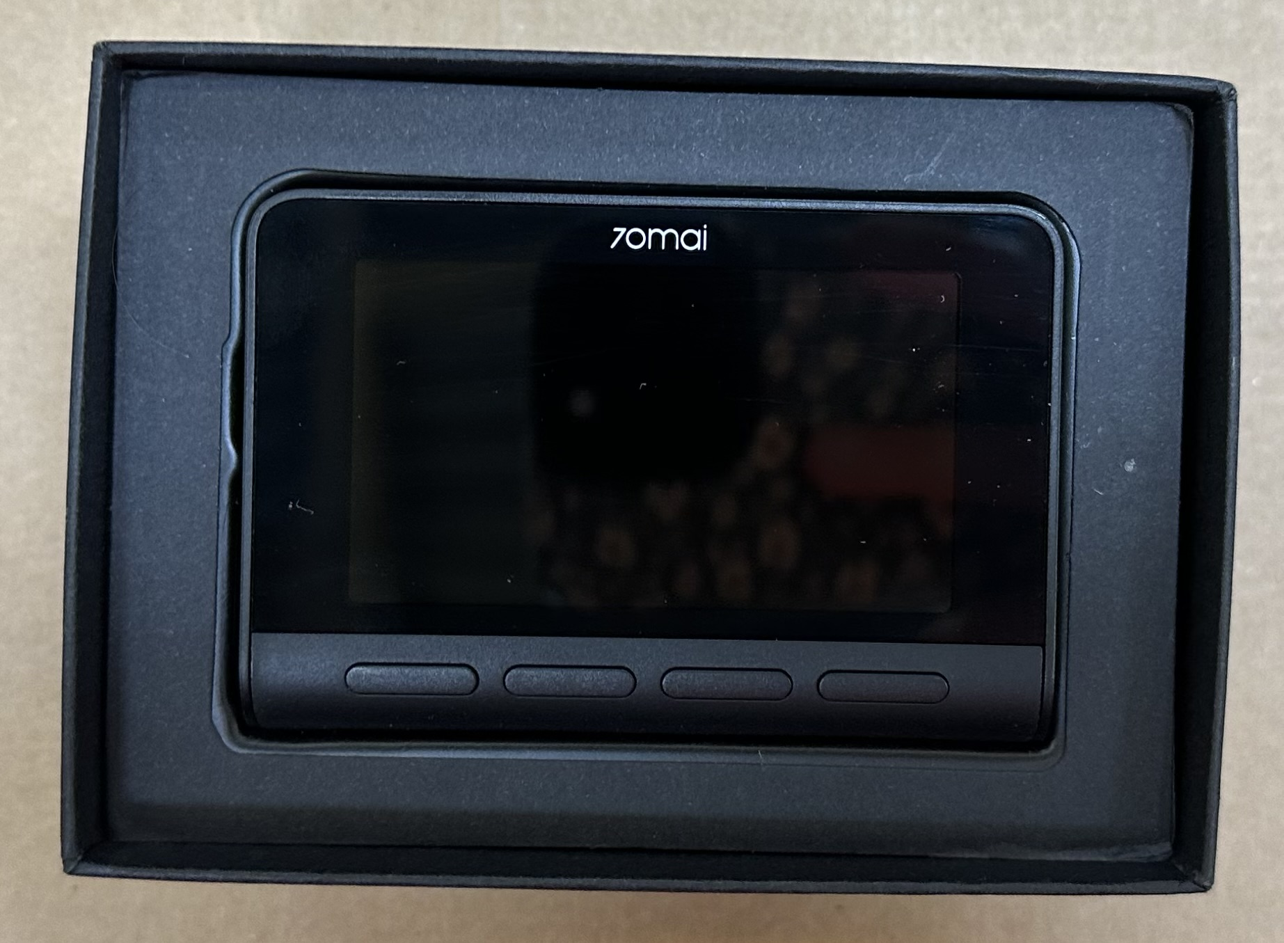 Czarna kamera samochodowa w czarnym pudełku.