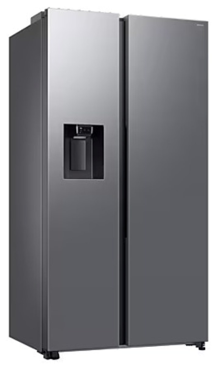 Szara lodówka Samsung side-by-side. Posiada dozownik wody i dwoje drzwi. Stoi na białym tle.