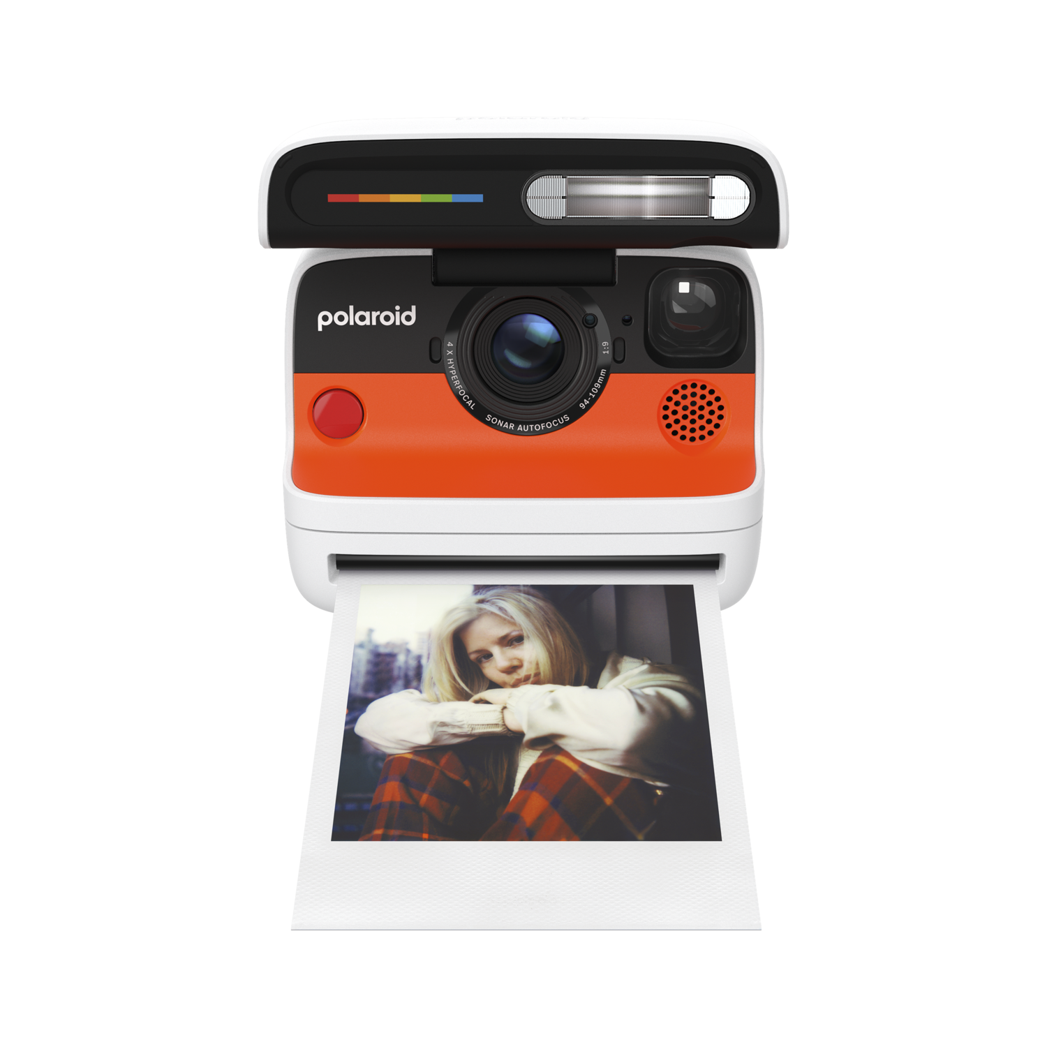 Een Polaroid camera met een oranje body print een foto van een vrouw in een geruite blouse.