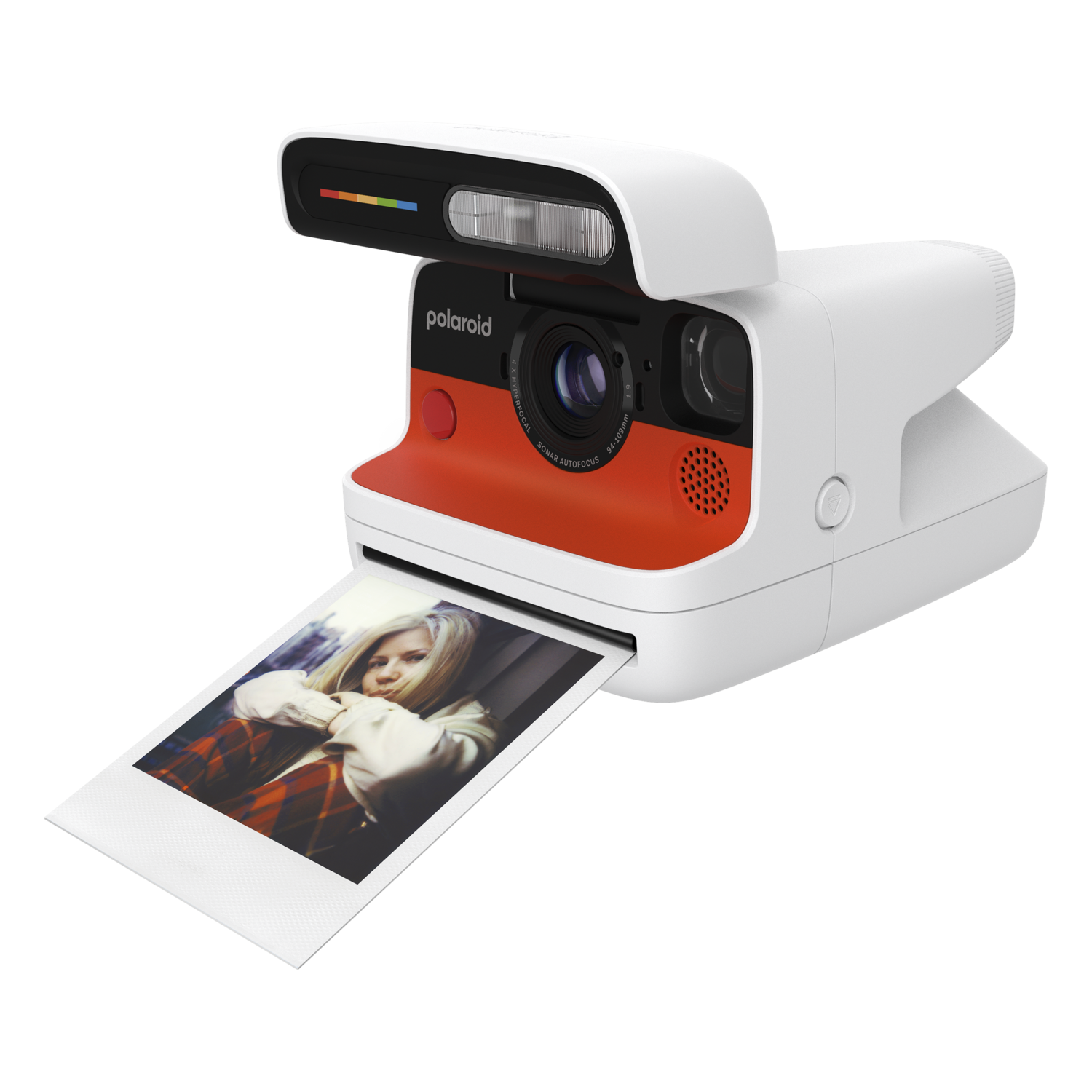 Een witte en oranje Polaroid camera drukt een foto af. De foto toont een vrouw met een rood geruit overhemd.