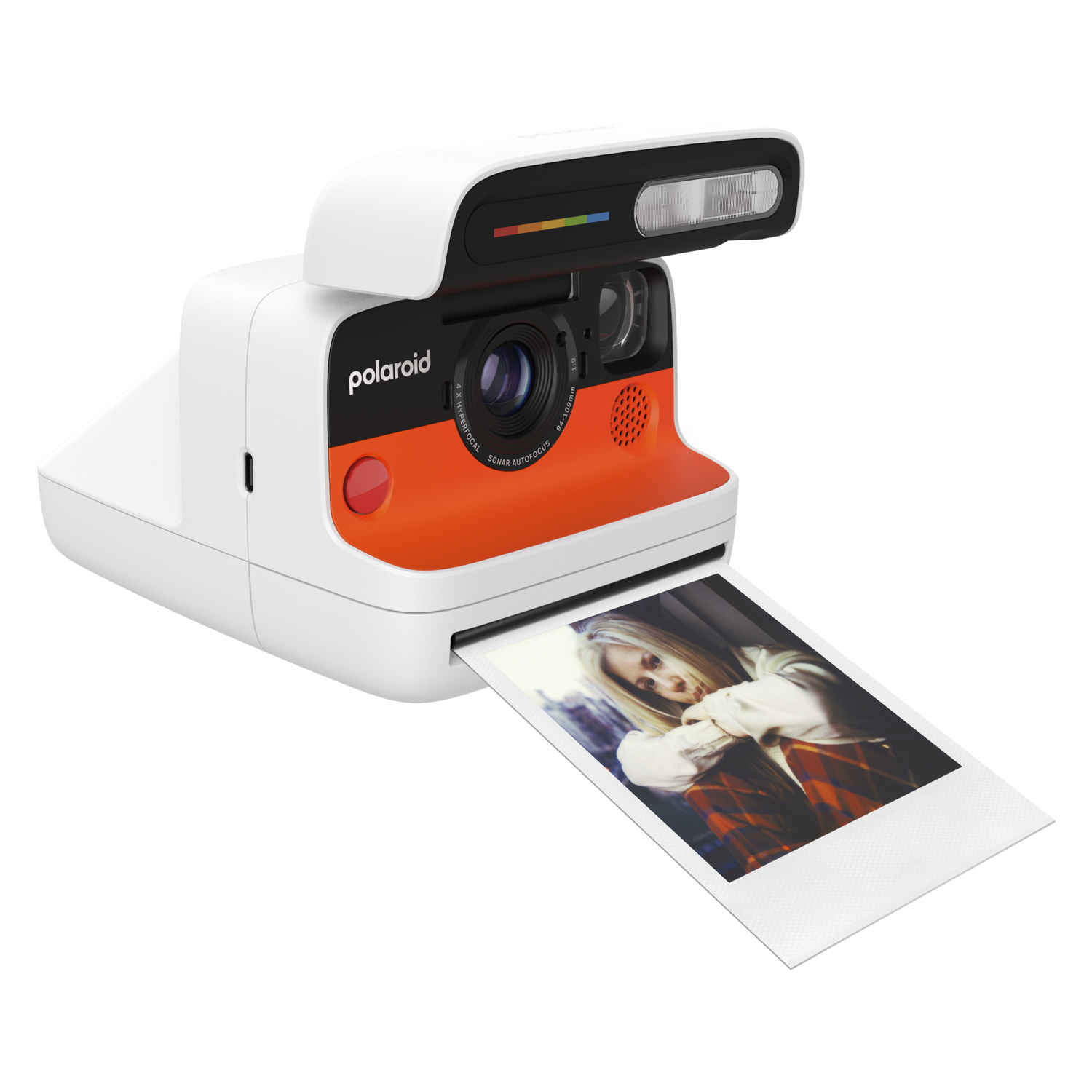 Een witte en oranje Polaroid camera wordt getoond, met een foto die wordt uitgeworpen. De foto toont een jonge vrouw in een geruite blouse.