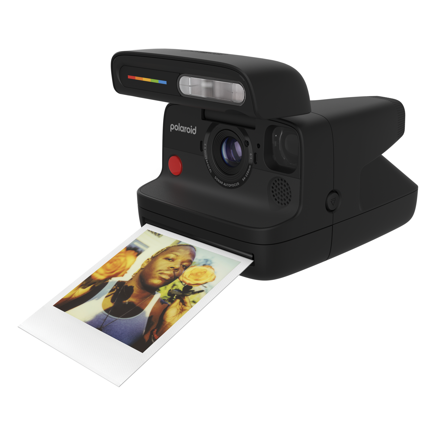Een zwarte Polaroid camera met een foto die eruit komt, waarop een persoon te zien is die een roos vasthoudt. De camera heeft een rode knop en een regenboogstrip.