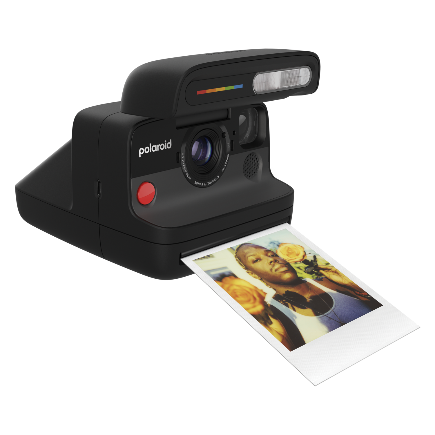 Een zwarte Polaroid camera maakt een foto. De foto toont een persoon die een roos vasthoudt. De achtergrond is zwart.