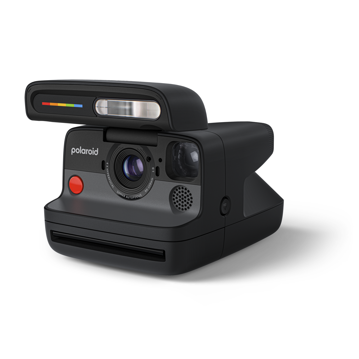 Een zwarte Polaroid camera met een rode knop en regenboogstreep, tegen een zwarte achtergrond. Het heeft een flitser en lens.