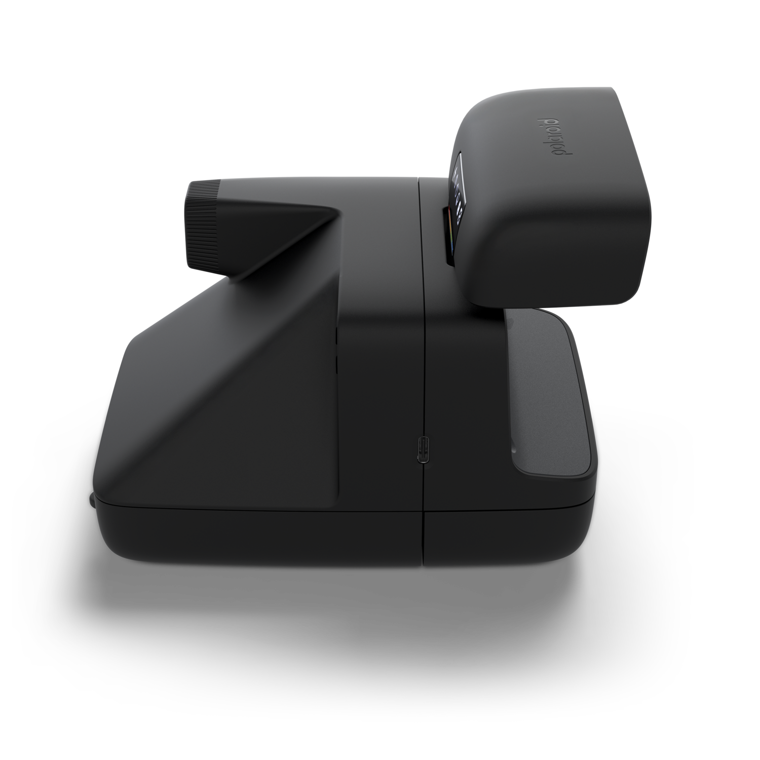 Een zwarte Polaroid camera tegen een zwarte achtergrond. De camera is schuin geplaatst, met de lens, flitser en het Polaroid logo.