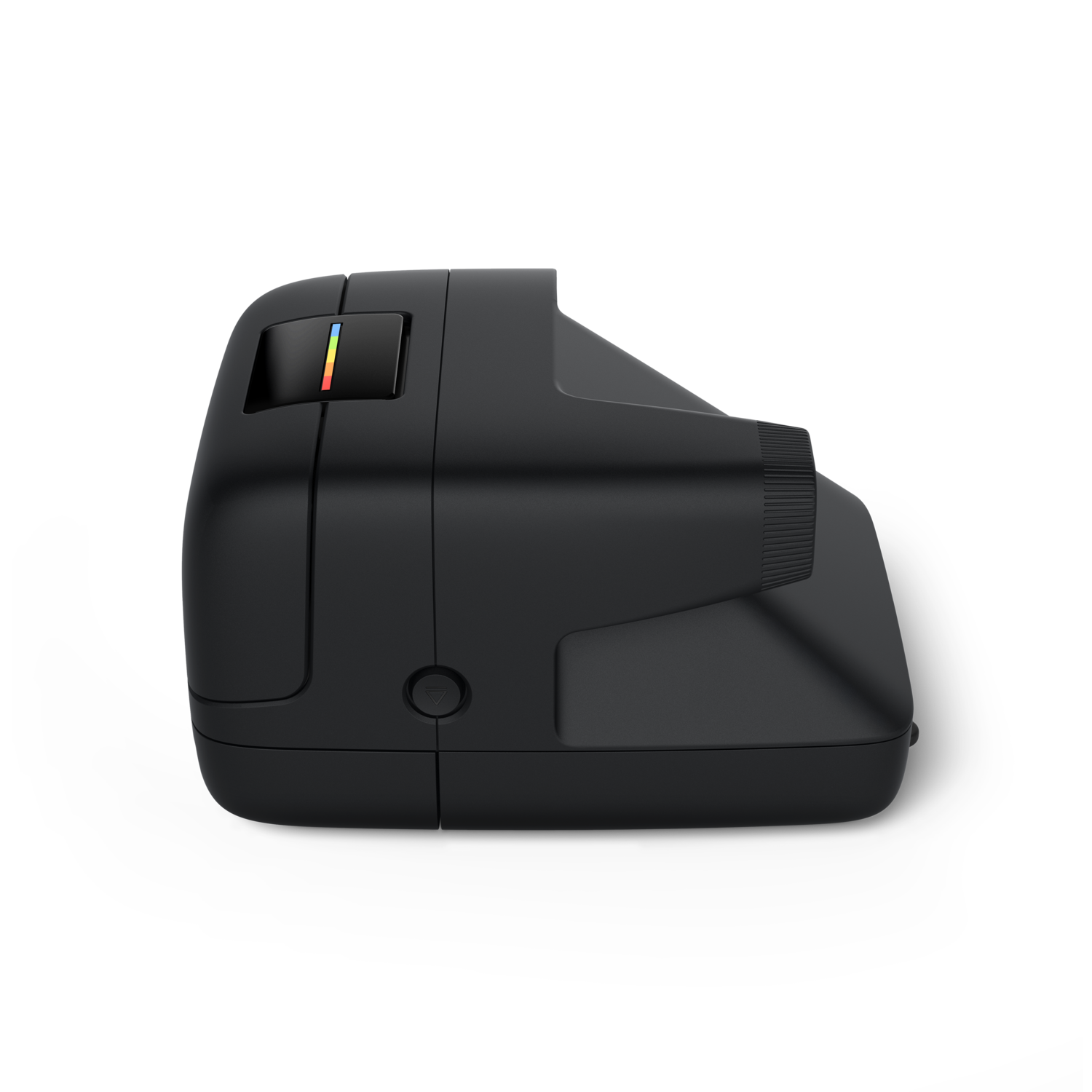 Un appareil photo Polaroid noir avec une bande arc-en-ciel sur le dessus, sur fond noir. L'objectif présente un design strié.