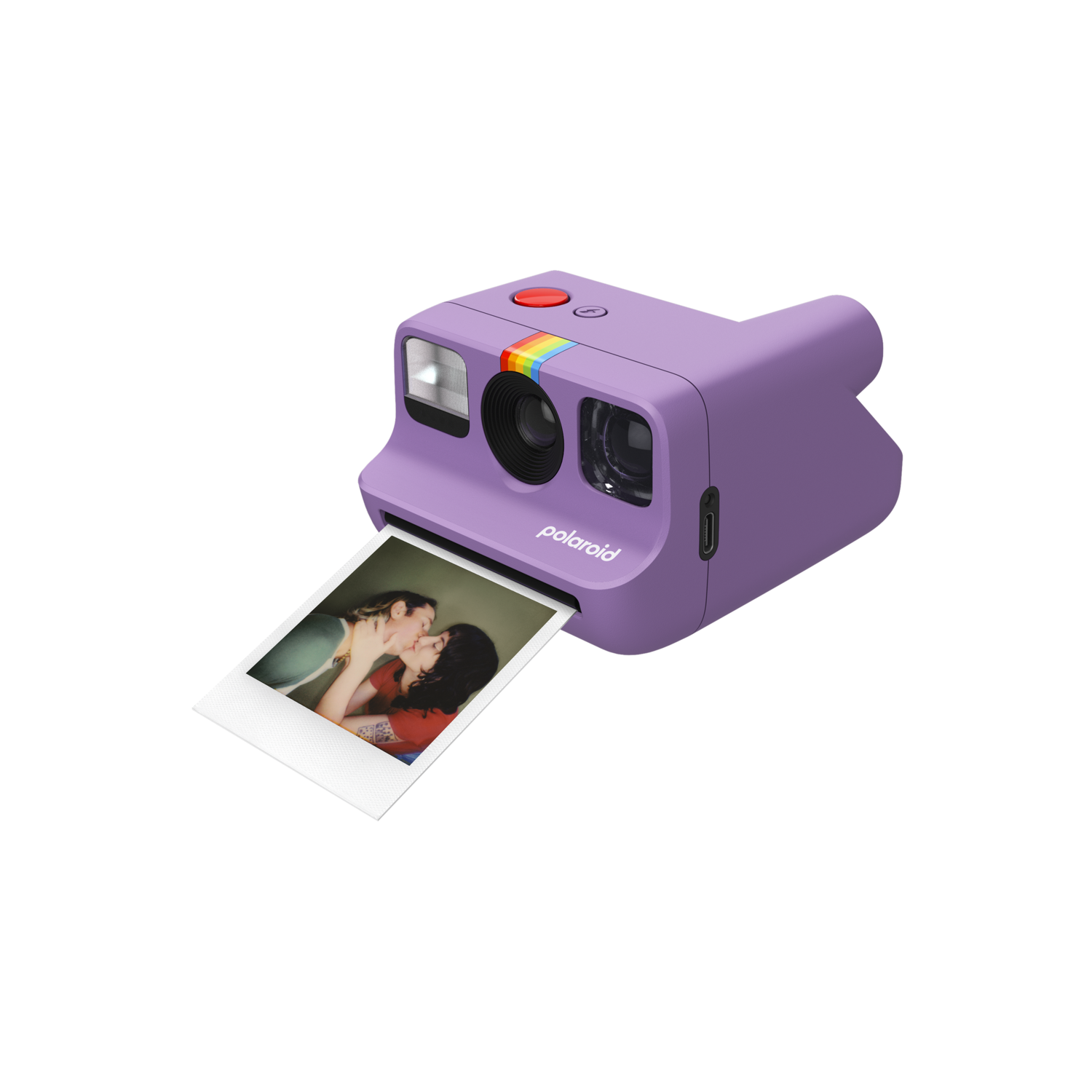 Een paarse Polaroid camera print een foto van twee kussende mensen. De camera heeft een regenboogstreep en een rode knop.