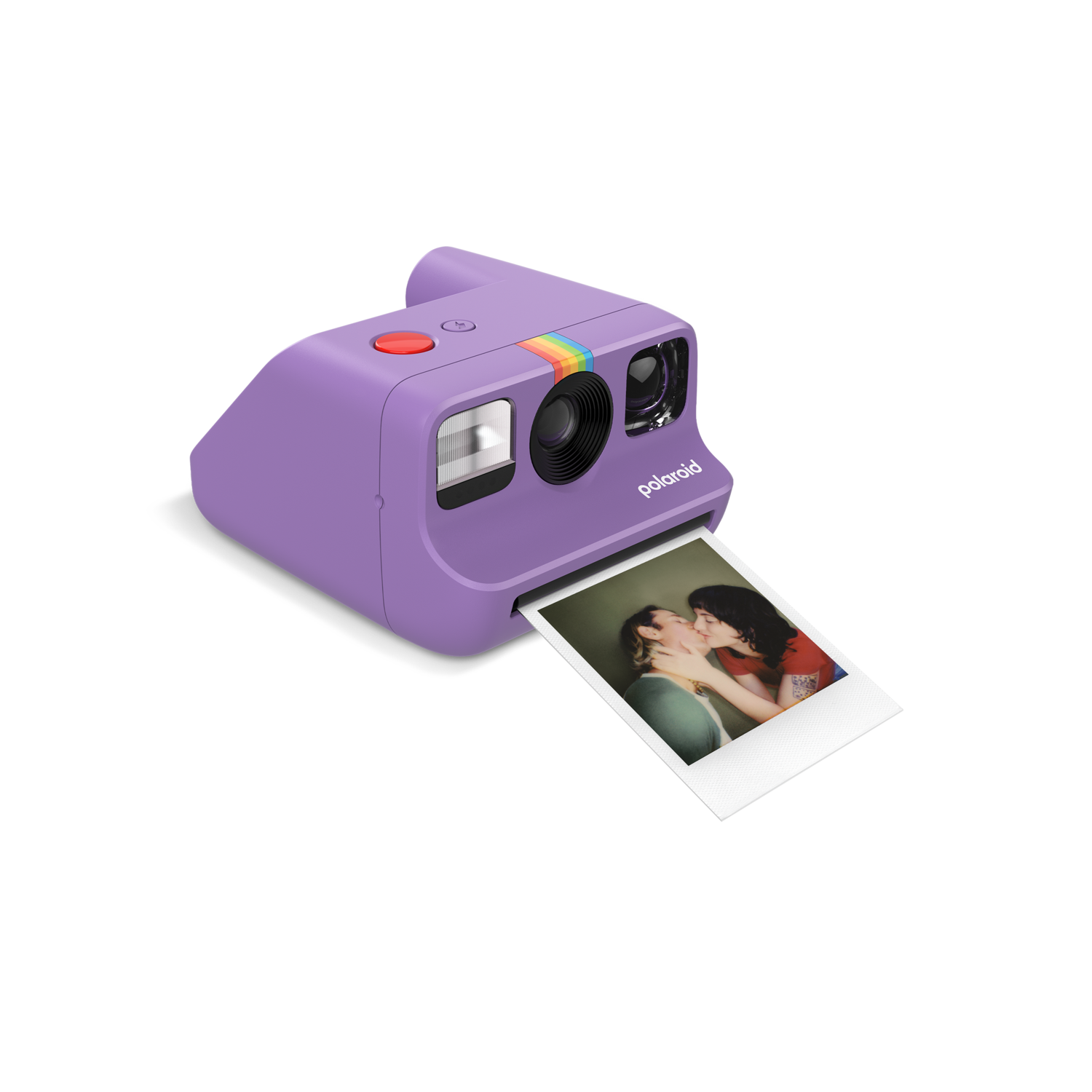 Een paarse Polaroidcamera met een regenboogstreep drukt een foto af van twee kussende mensen. Zwarte achtergrond.