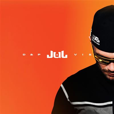 Albumhoes met oranje achtergrond, witte tekst 'JUL' en een man met pet en zonnebril.