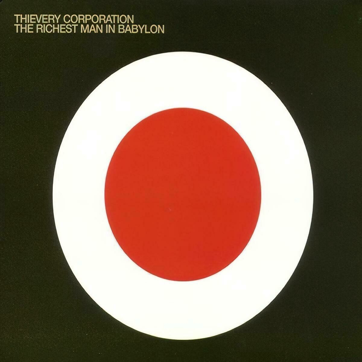 Pochette d'album avec fond noir. Un grand cercle blanc entoure un cercle rouge. Texte en haut : Thievery Corporation, The Richest Man in Babylon.