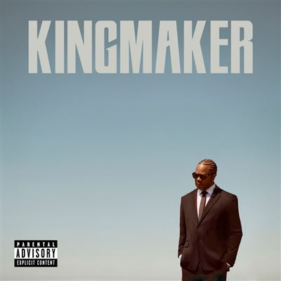 Couverture de l'album : texte "KINGMAKER" au-dessus d'un homme en costume, lunettes de soleil, contre ciel bleu clair. Autocollant parental.
