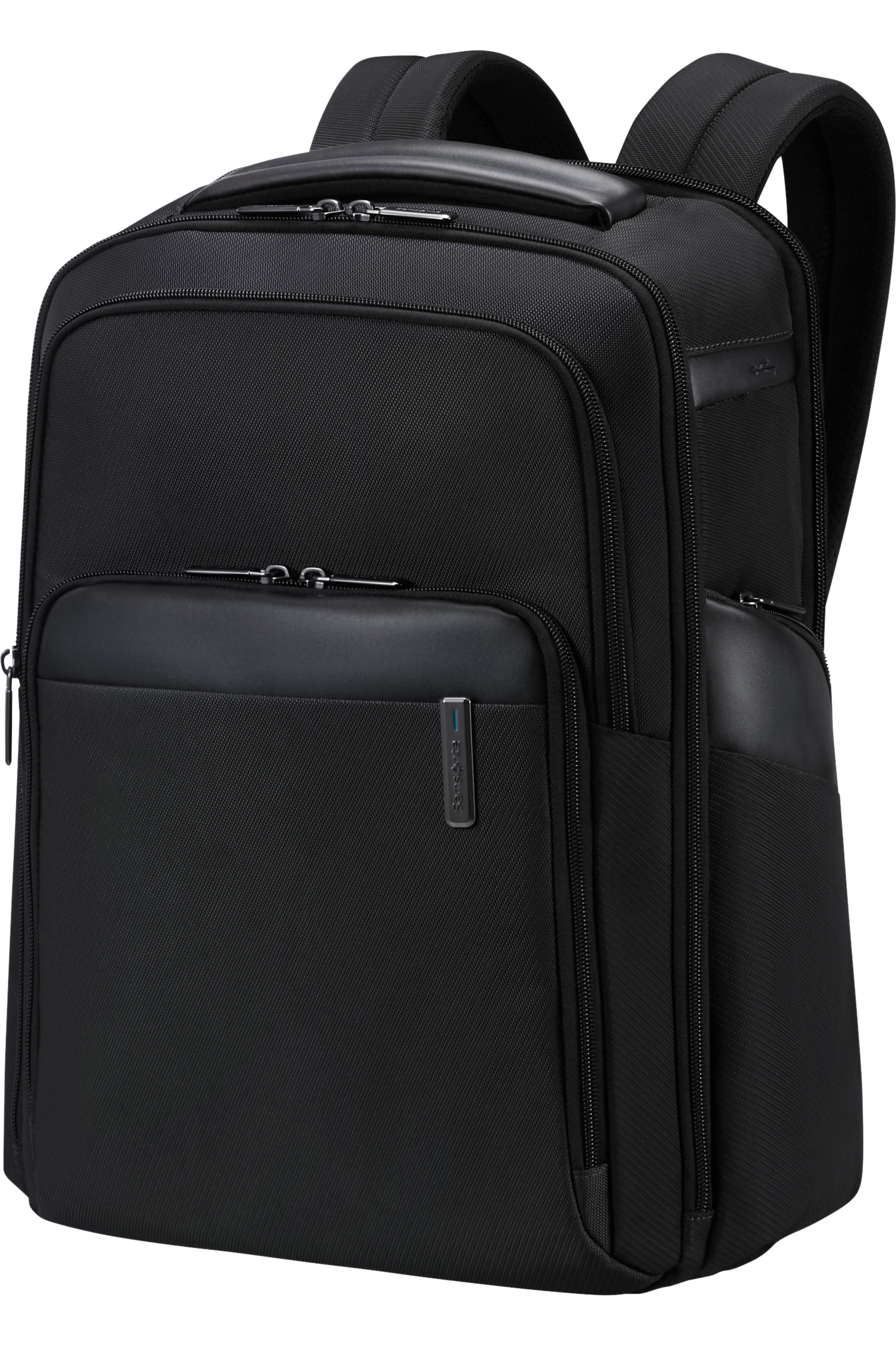Ein schwarzer Rucksack mit mehreren Fächern, Reißverschlüssen und einem Griff, vor einem schwarzen Hintergrund.