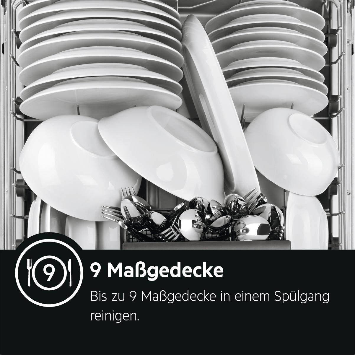 Geschirr in einer Spülmaschine. Text: '9 Maßgedecke'. Es können bis zu 9 Gedecke gereinigt werden.
