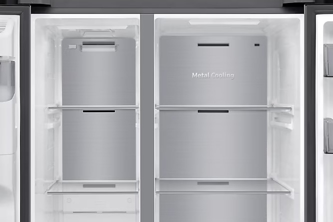 Wnętrze lodówki. Metalowe płyty chłodzące, półki i białe wnętrze. Widoczny tekst 'Metal Cooling'. Pusty, czysty design.