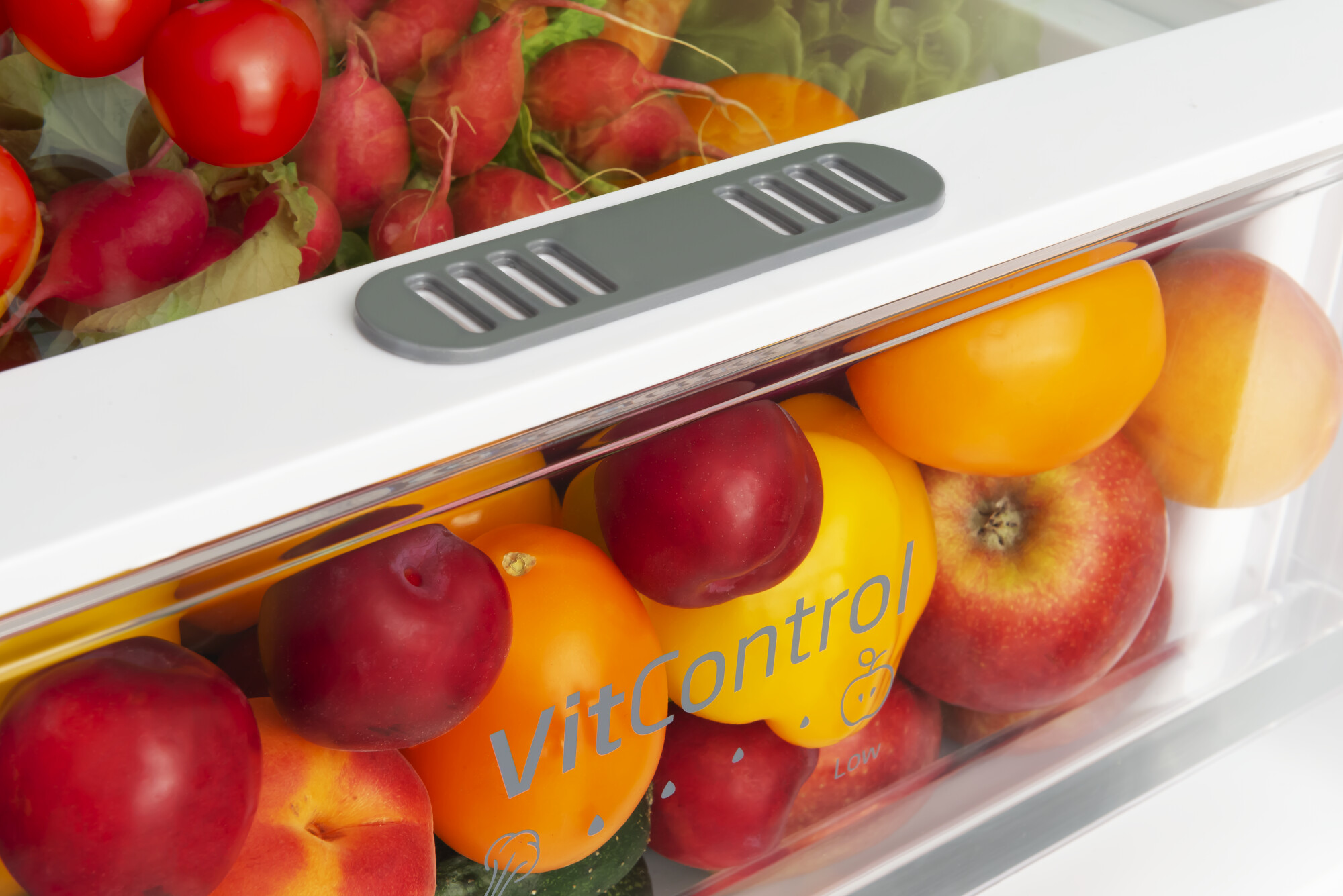 Nahaufnahme einer Schublade in einem Kühlschrank, gefüllt mit Obst, gekennzeichnet mit dem Wort 'VitControl'.