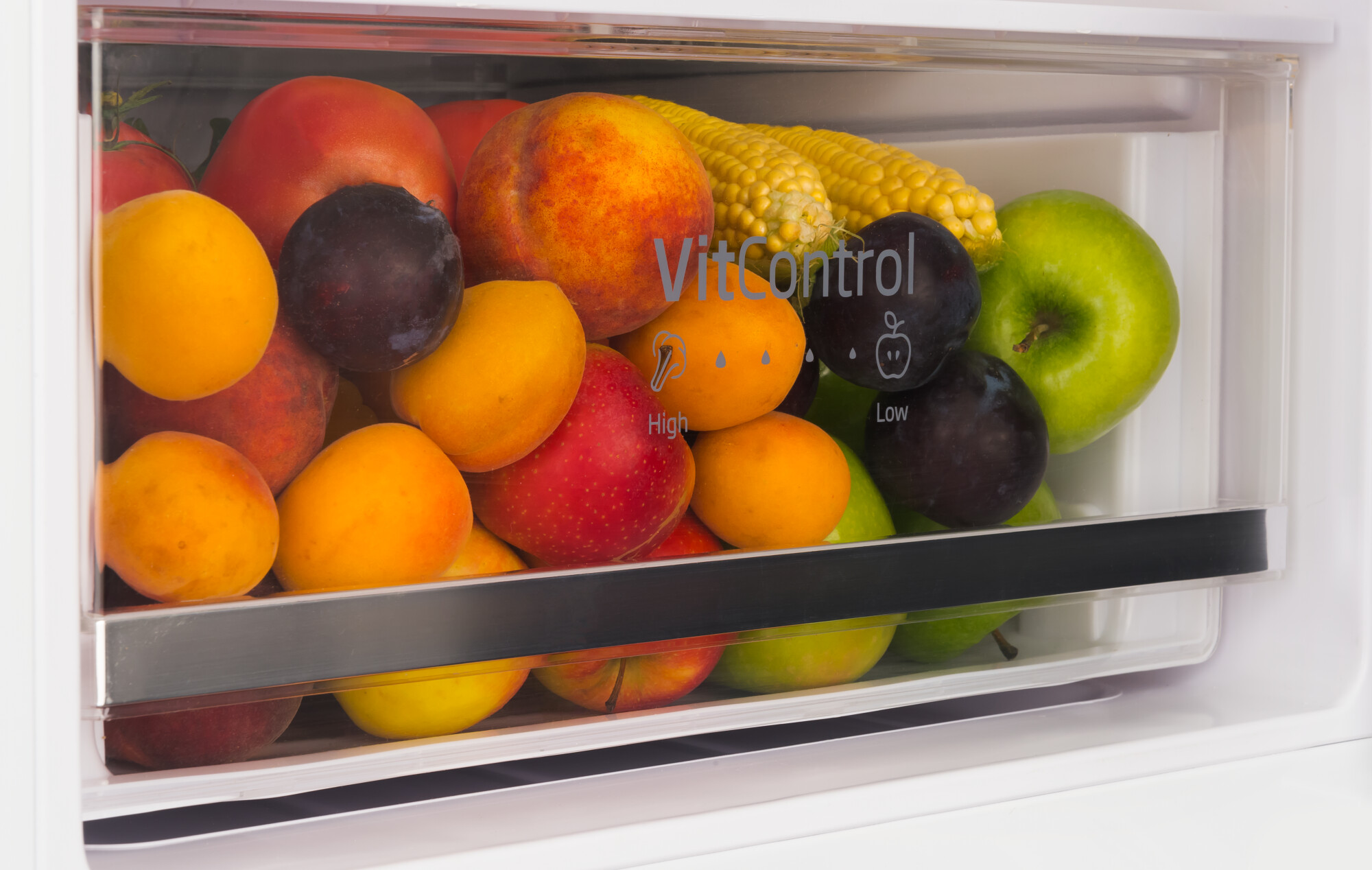 Nahaufnahme einer Schublade in einem Kühlschrank, gefüllt mit Obst, gekennzeichnet mit dem Wort 'VitControl'.