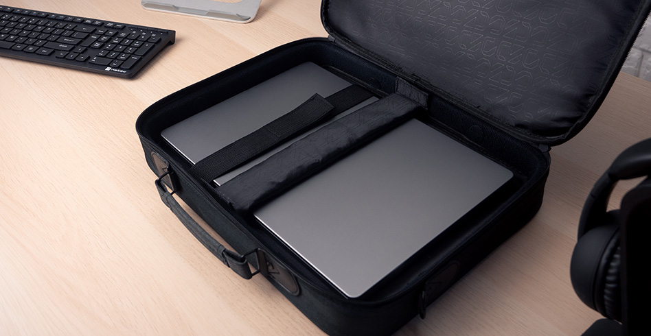 Laptop táska, nyitva, két laptop-pal. Fekete belső tér és rögzítőpánt látható.