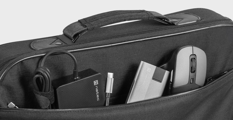 Laptop táska, nyitva, kiegészítőkkel. Egy hub, egy töltő és egy egér látható.