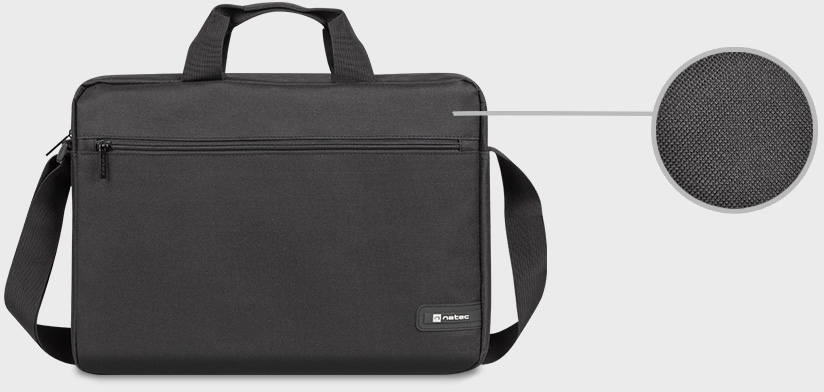 Fekete laptop táska közelképe textúrával és a Natec logóval szürke háttér előtt.