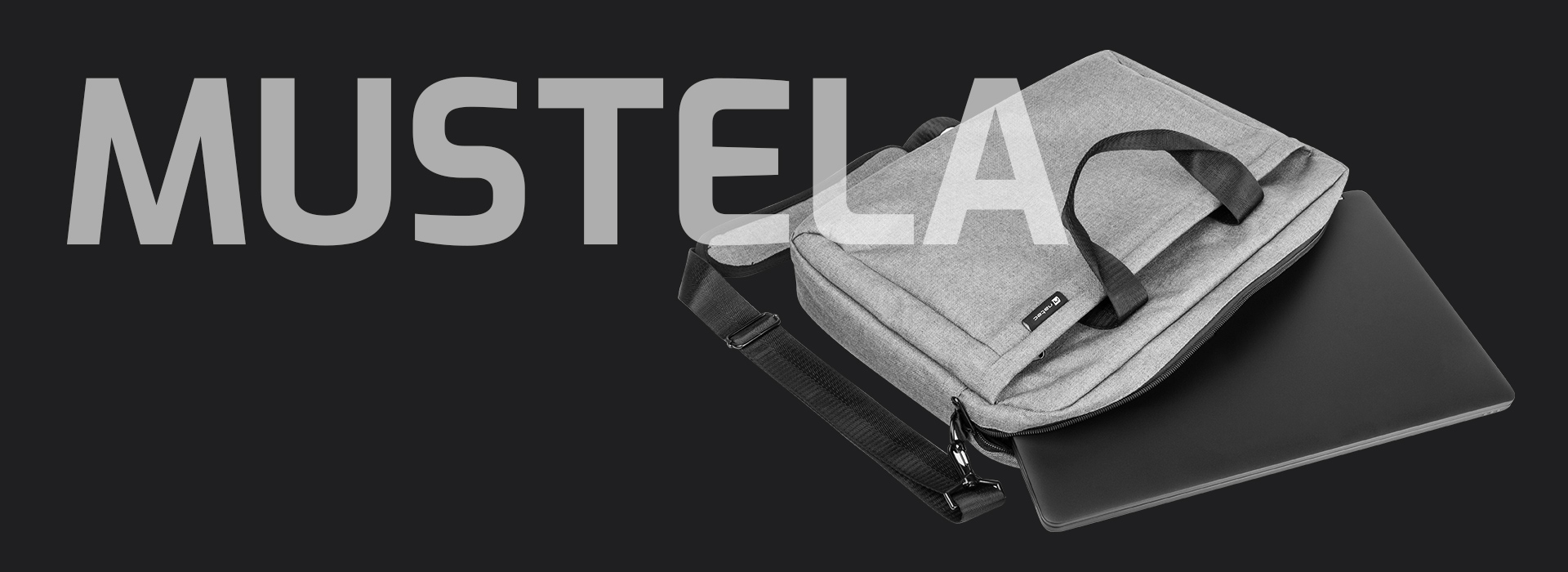 Szürke táska laptop-pal, fekete háttér, fehér 'MUSTELA' szöveg.