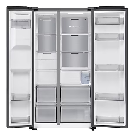 Ciemnoszara lodówka z otwartymi drzwiami. Wewnątrz znajdują się półki, szuflady i pojemniki do przechowywania.