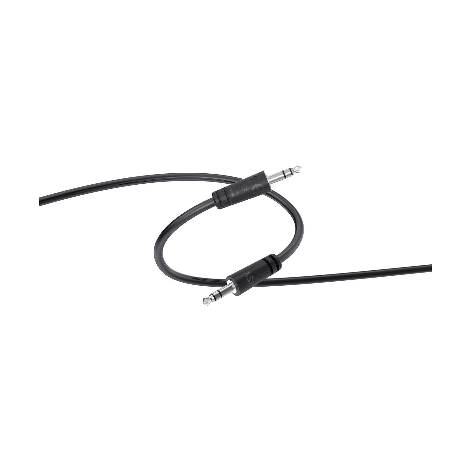Un cavo audio nero con due connettori jack da 3,5 mm. Il cavo è curvo, su sfondo bianco.