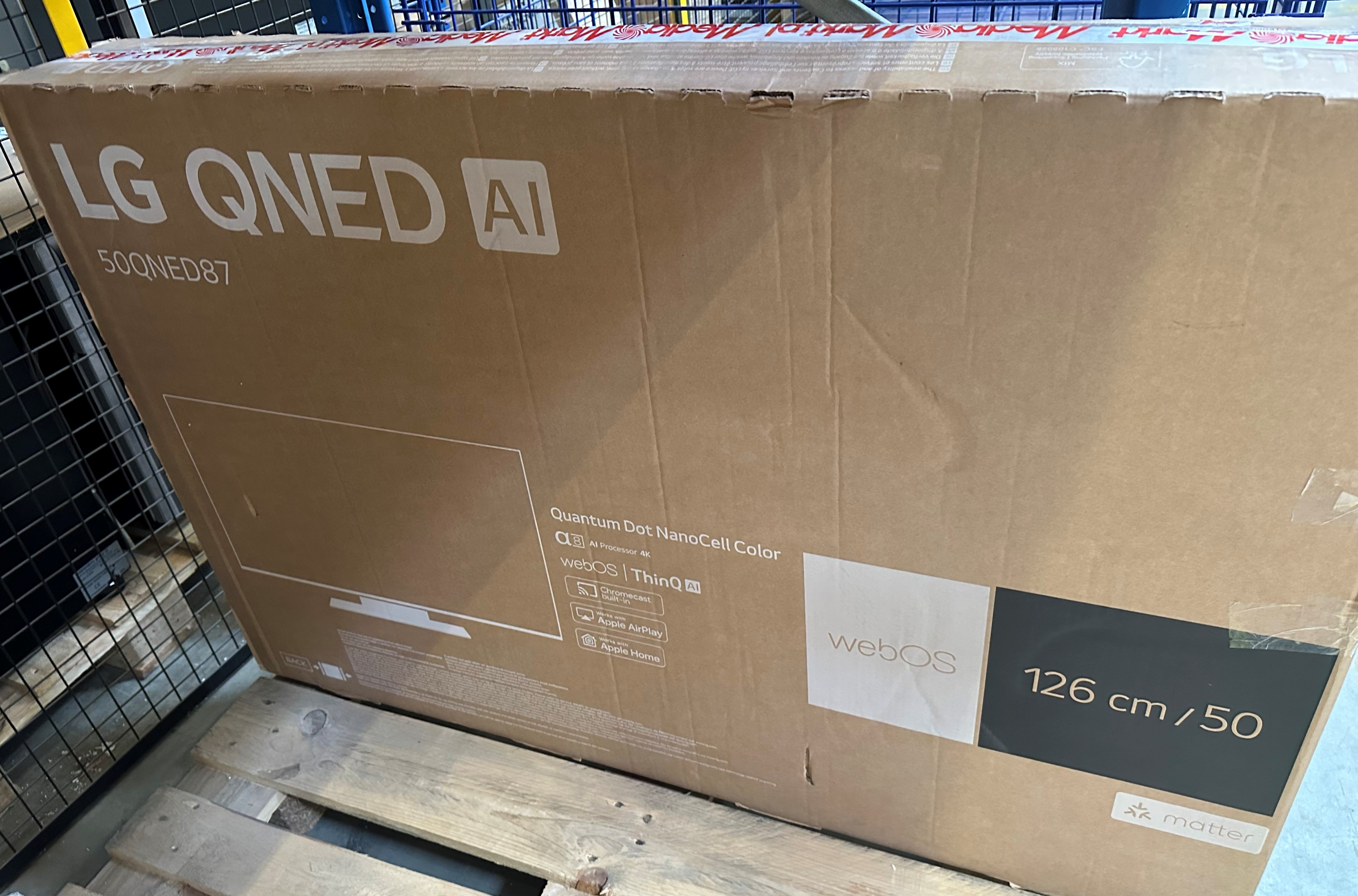 Brązowe pudełko z etykietą LG QNED AI, 50QNED87 i innym tekstem.