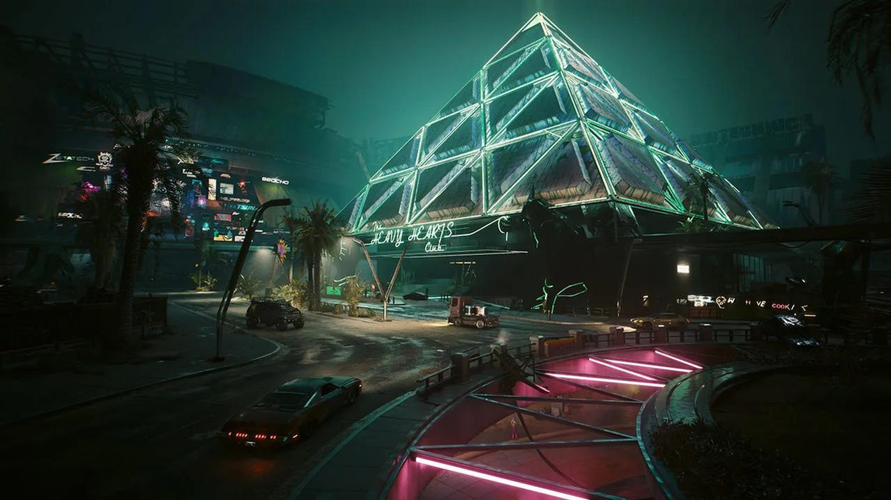 Eine futuristische Stadt bei Nacht mit einem pyramidenförmigen Gebäude und Neonlichtern. Autos fahren auf der Straße.