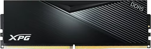 Gümüş çizgili ve XPG logolu siyah bir XPG DDR5 RAM çubuğu, yakın çekim.