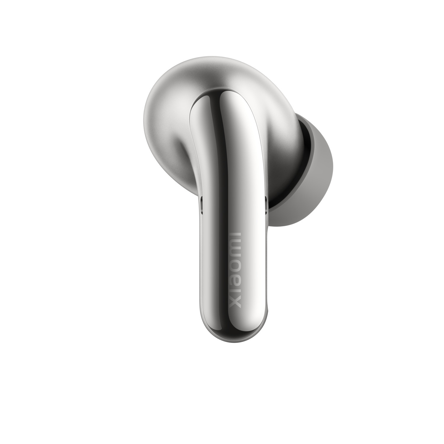 Een zilveren Xiaomi draadloze oordop op een witte achtergrond. De oordop is glanzend, met een grijze oortip. Xiaomi staat erop.
