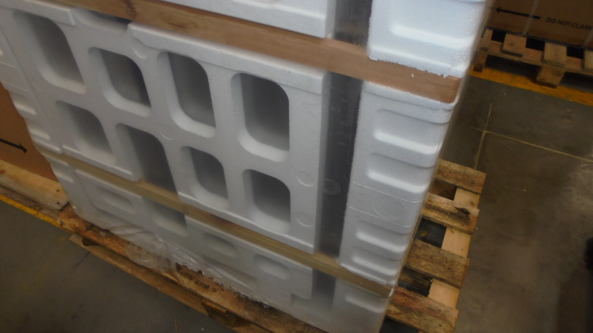 Zapakowane brązowe karton na palecie. Przygotowane do wysyłki.