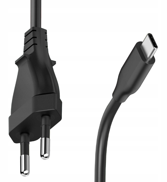 Czarny kabel zasilający z wtyczką i złączem USB-C. Wtyczka ma dwa srebrne piny. Kabel na białym tle.