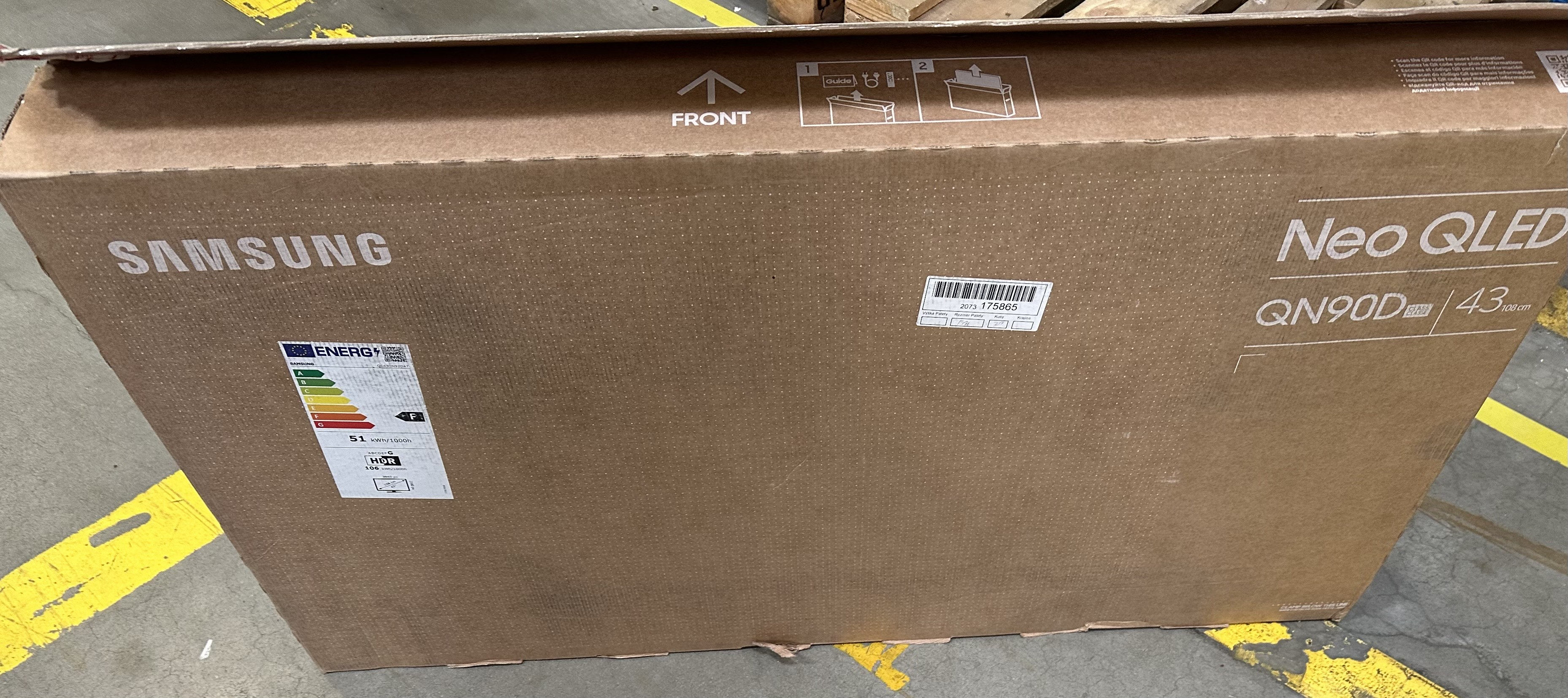 Brązowe kartonowe pudełko z napisem 'SAMSUNG Neo QLED'. Widoczna etykieta energetyczna.