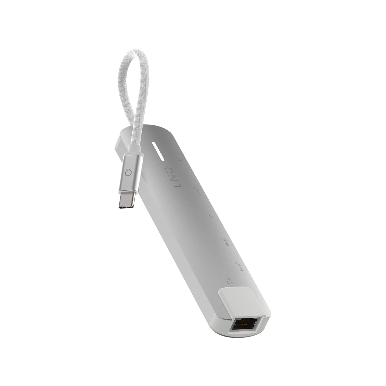 Un concentrador USB-C plateado con cable blanco, en ángulo sobre fondo negro.